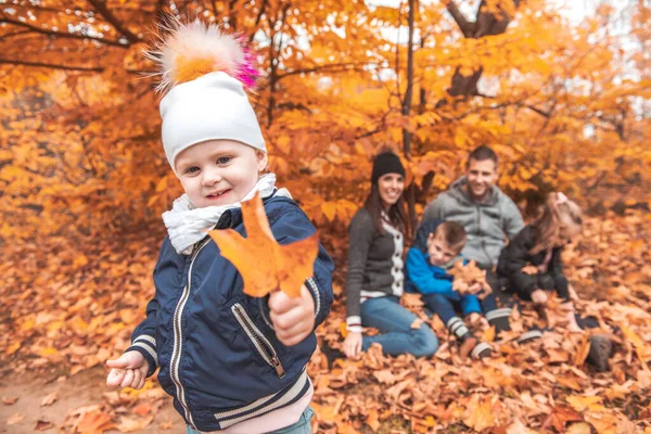 Porträt einer jungen Familie im Herbstpark — Stockfoto