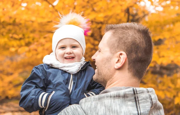 Portrait d'un père avec un enfant dans le parc d'automne — Photo