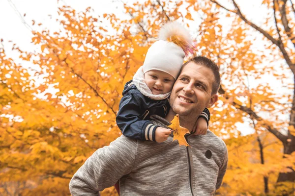 Portrait d'un père avec un enfant dans le parc d'automne — Photo