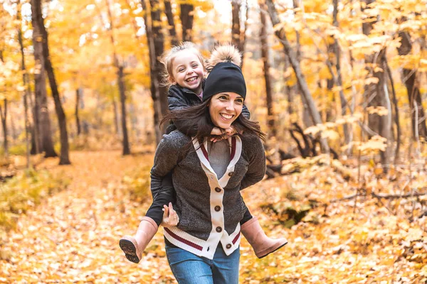 A portrait of a mother with child in the autumn park — Stock Photo, Image