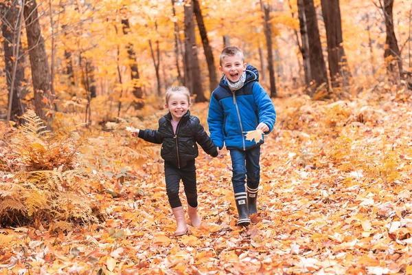 Kinderporträt in der Herbstzeit draußen — Stockfoto