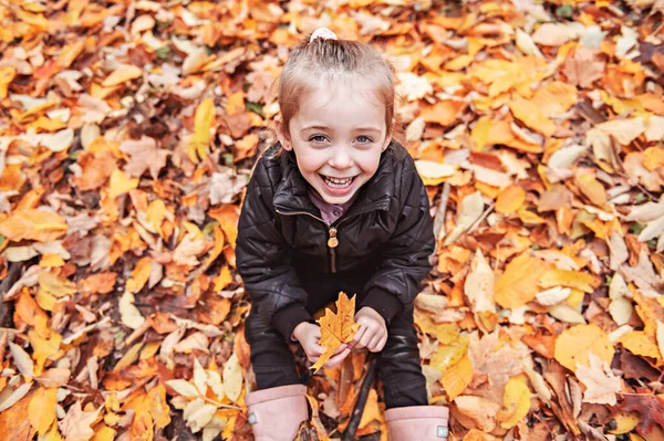 Portrait d'enfant en automne en dehors de la saison — Photo