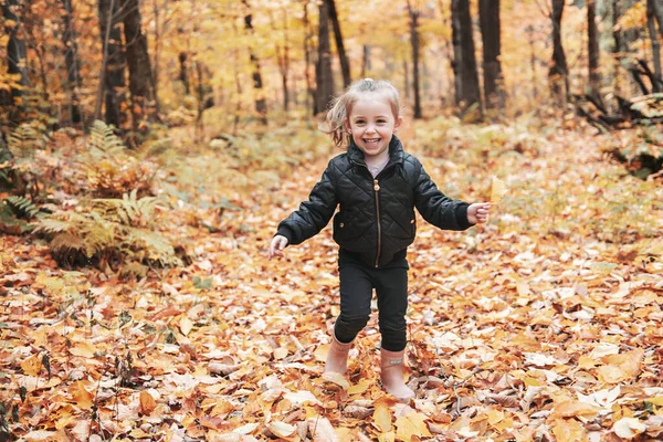 Portrait d'enfant en automne en dehors de la saison — Photo