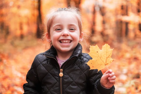 Portret van het kind in het najaar buiten — Stockfoto