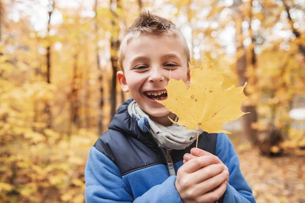 Portrait d'enfant en automne en dehors de la saison — Photo