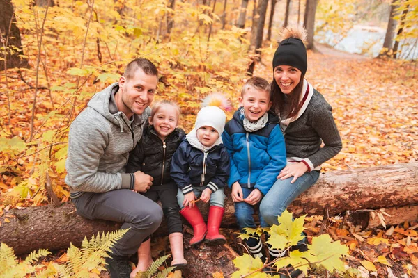 Porträt einer jungen Familie im Herbstpark — Stockfoto