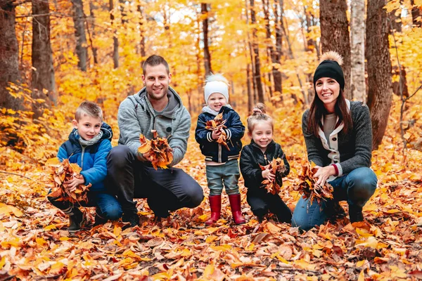 Portrait d'une jeune famille dans le parc d'automne — Photo