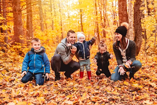 Ett porträtt av en ung familj i höstparken — Stockfoto