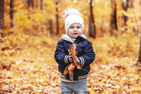 Portrait d'enfant en automne en dehors de la saison — Photo