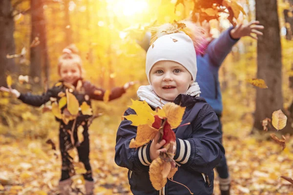 Porträtt av barn under höstsäsongen utanför — Stockfoto