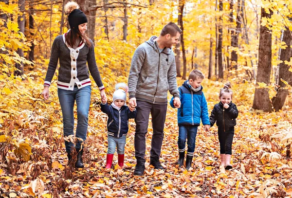 Portrait d'une jeune famille dans le parc d'automne — Photo