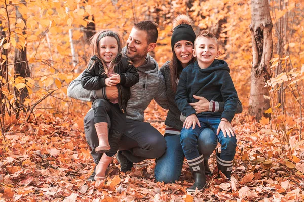 Porträt einer jungen Familie im Herbstpark — Stockfoto