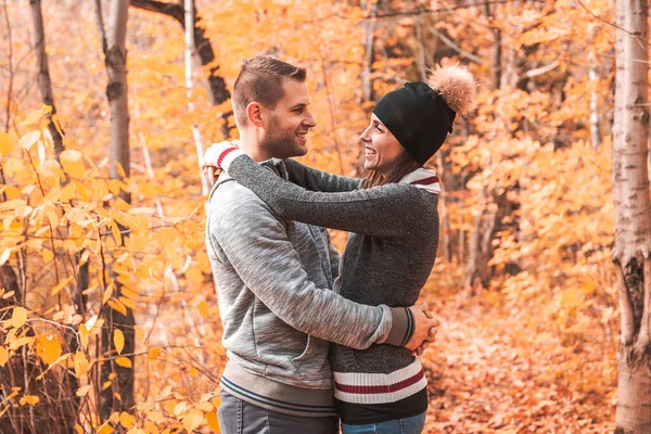 Happy autumn fall couple in a park — Stock Photo, Image