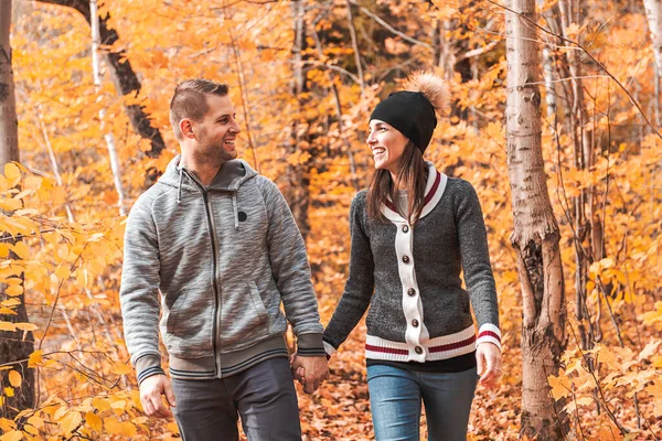 秋天快乐的一对情侣在公园里 — 图库照片