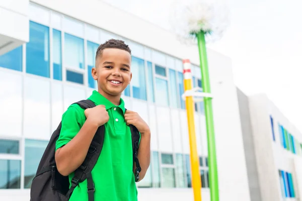 Alegre afro-americano escola primária menino com mochila — Fotografia de Stock