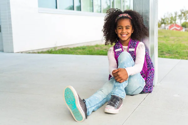 Cheerful african american primary school girl with backpack — Stock Photo, Image