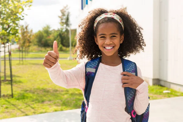 Glad afrikansk amerikansk grundskola flicka med ryggsäck — Stockfoto