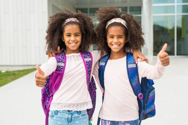 Due studenti ragazza di nove anni a scuola — Foto Stock