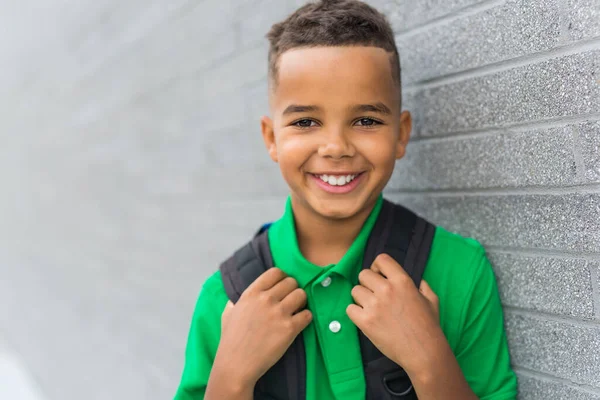 Glad afrikansk amerikansk grundskola pojke med ryggsäck — Stockfoto