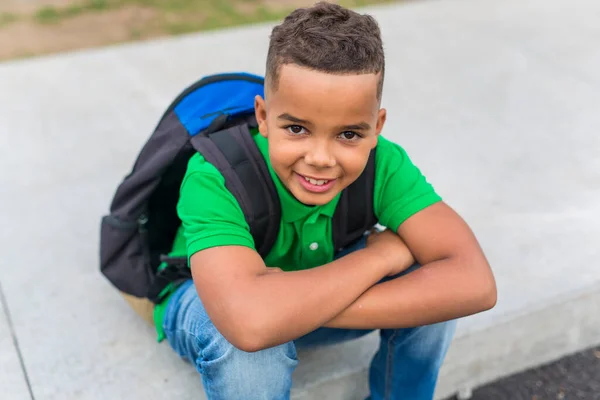 Alegre afro-americano escola primária menino com mochila — Fotografia de Stock