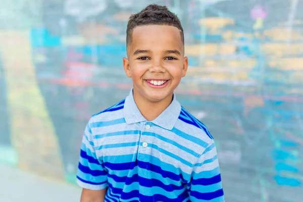 Glad afrikansk amerikansk grundskola pojke med ryggsäck — Stockfoto