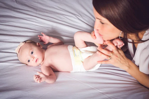 Una madre felice con bambino sul letto — Foto Stock