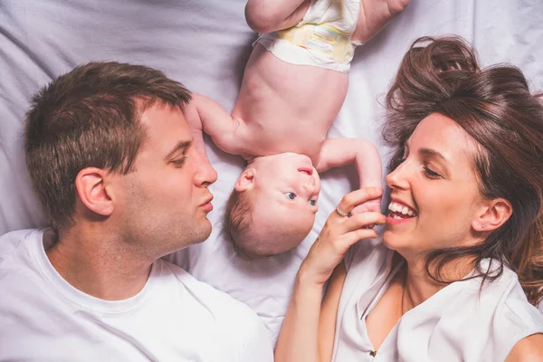 Mutter und Kind auf einem weißen Bett. — Stockfoto