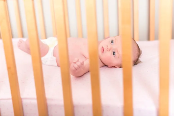 Retrato de la niña recién nacida durmiendo en la cuna. —  Fotos de Stock