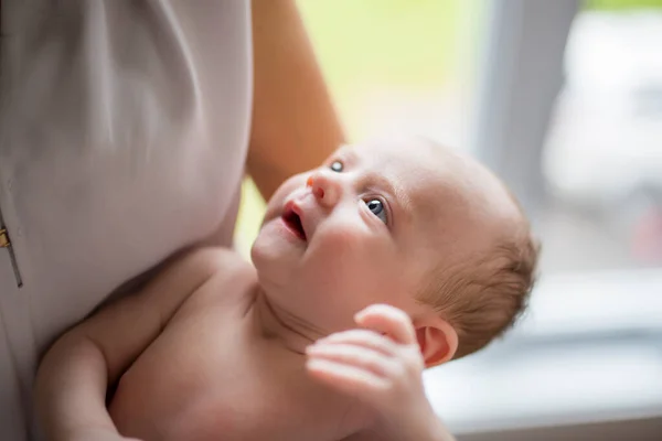 Bebê recém-nascido nos braços da mãe close-up atirar — Fotografia de Stock