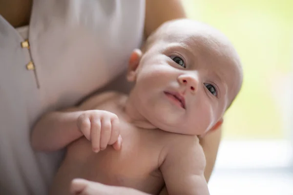 Маленький новорожденный ребенок на руках матери крупным планом — стоковое фото