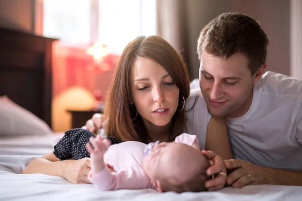 Madre padre e bambino su un letto bianco. — Foto Stock