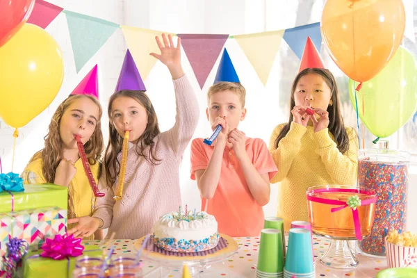 Evde doğum günü partisinde bir grup çocuk. — Stok fotoğraf