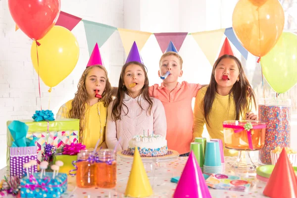 Groupe d'enfants à la fête d'anniversaire à la maison — Photo