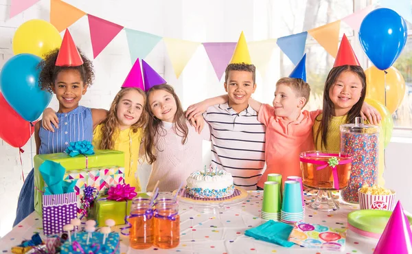 Grupa dzieci na przyjęciu urodzinowym w domu — Zdjęcie stockowe