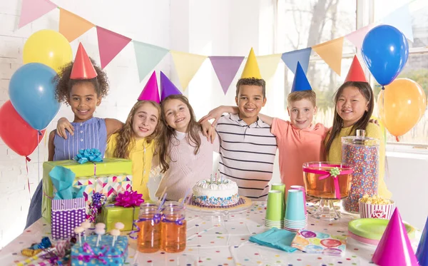 Gruppo di bambini alla festa di compleanno a casa — Foto Stock