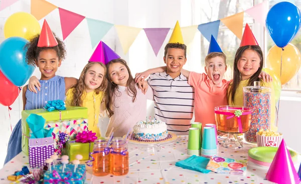 Grup de copii la petrecerea de ziua de naștere la domiciliu — Fotografie, imagine de stoc