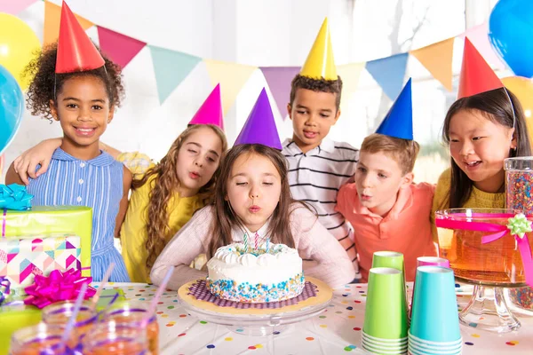 Grupo de crianças na festa de aniversário em casa — Fotografia de Stock