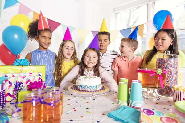 Csoport a gyerekek születésnapi party otthon — Stock Fotó