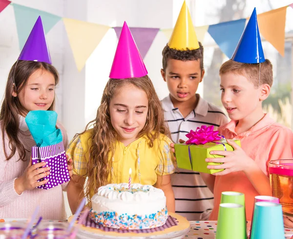 Grupp av barn på födelsedagsfest hemma — Stockfoto