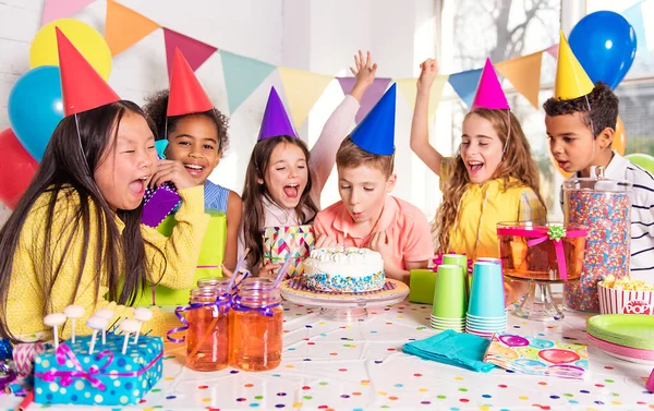 Grupo de niños en la fiesta de cumpleaños en casa —  Fotos de Stock