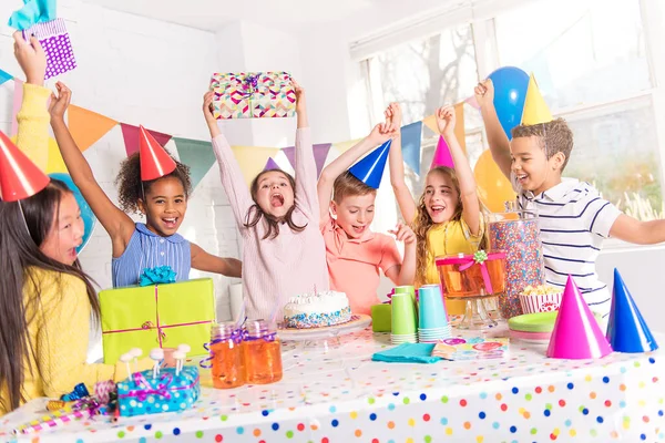 Grupp av barn på födelsedagsfest hemma — Stockfoto