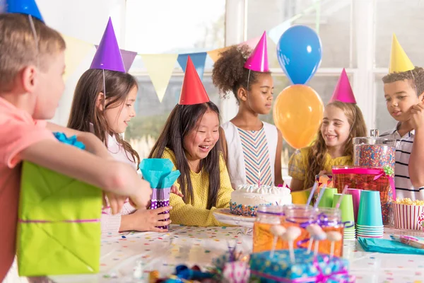 Ομάδα παιδιών στο πάρτι γενεθλίων στο σπίτι — Φωτογραφία Αρχείου