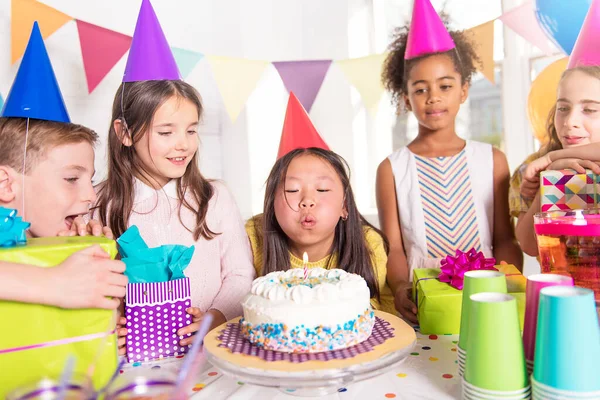 Kindergruppe bei Geburtstagsparty zu Hause — Stockfoto