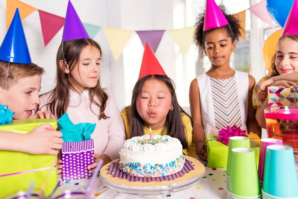 Groupe d'enfants à la fête d'anniversaire à la maison — Photo