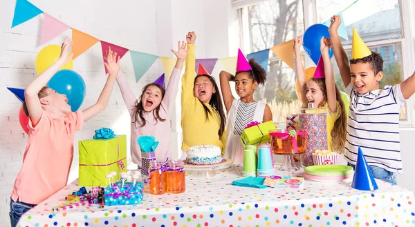 Gruppo di bambini alla festa di compleanno a casa — Foto Stock