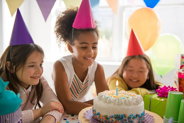 Ομάδα από τρία αξιολάτρευτα παιδιά που διασκεδάζουν στο πάρτι γενεθλίων — Φωτογραφία Αρχείου
