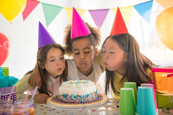 誕生日パーティーで楽しんでいる3人の愛らしい子供たちのグループ — ストック写真