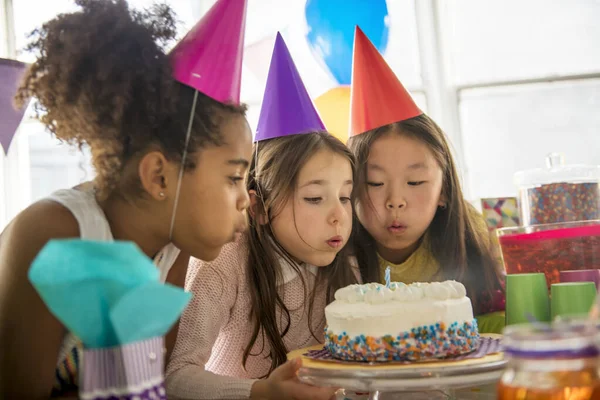 Üç sevimli çocuk doğum günü partisinde eğleniyor. — Stok fotoğraf