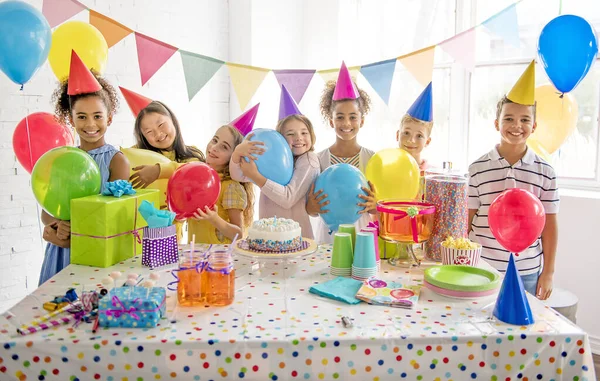 Gruppe entzückender Kinder hat Spaß bei Geburtstagsparty — Stockfoto