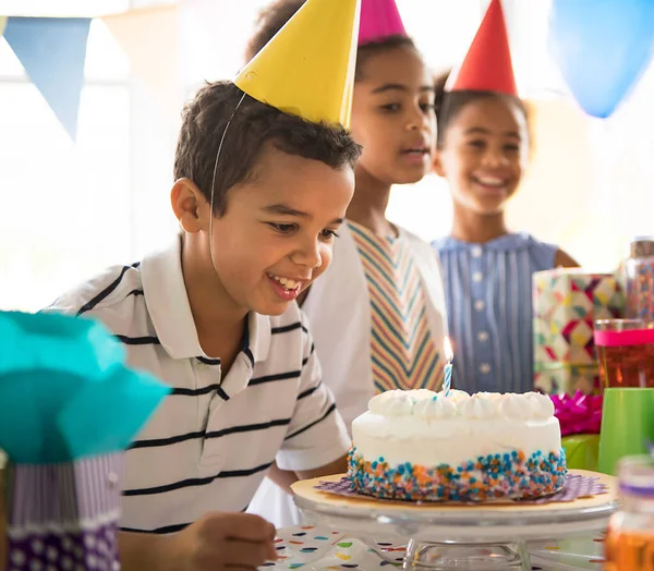 Groupe d'adorables enfants s'amusant à la fête d'anniversaire — Photo